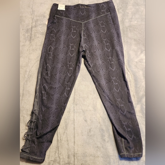 Victoria's Secret Incredible Essential Legging 7/8 Sz XL NWT Snake Print - Picture 3 of 6